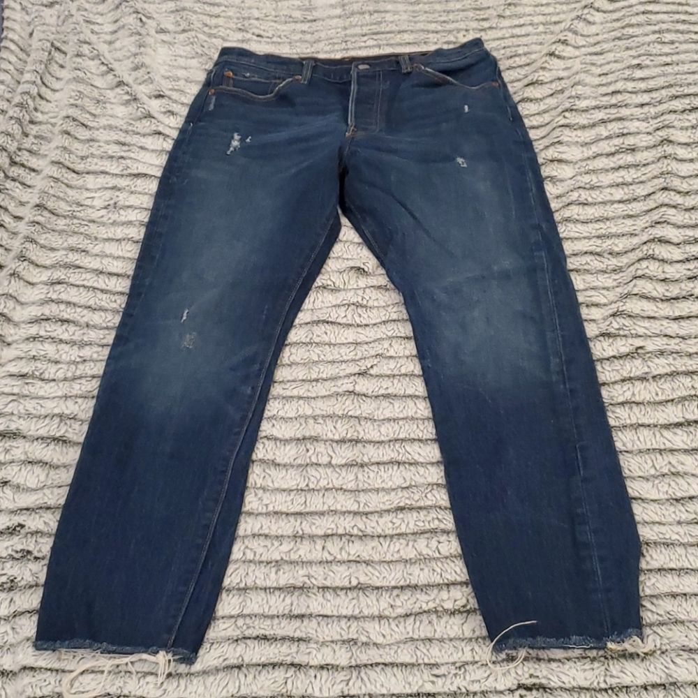 Dark washed lightly distressed cropped Levi's sz29